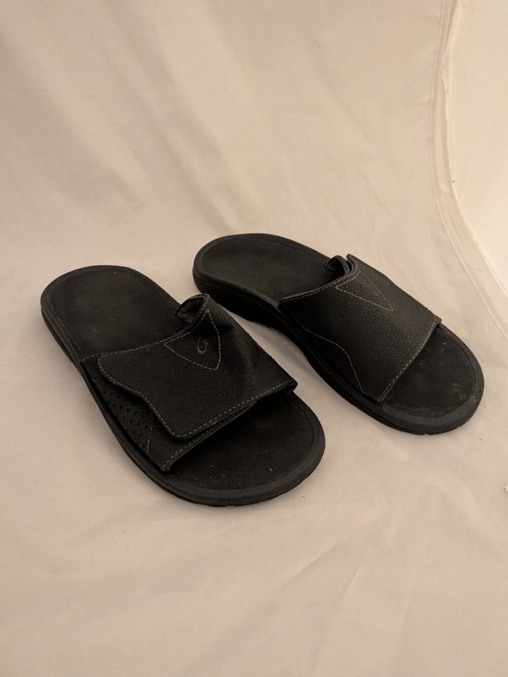 OluKai Nalu Sandals Mens 10 Casual Slides Adjustable Strap Comfort Flats Black